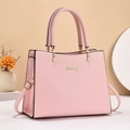 Borsa a mano da donna in pelle rosa con logo dorato e ciondolo a forma di fiore - Rosa
