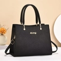 Dettaglio della borsa in pelle martellata nera con logo e finiture in metallo oro - Nero