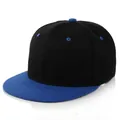 Cappellino snapback a tesa piatta nero e blu realizzato in twill di cotone pregiato - Regolabile / Nero con Tesa Blu Scuro