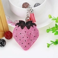 Porte-clés fraise en strass rose avec pompon en cuir et petite clochette argentée - Rose