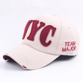 Casquette NYC beige en coton avec broderie rouge et détails de bordure usés vintage - Réglable / Beige