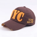 Casquette de baseball NYC marron foncé avec broderie orange et visière jaune vieillie - Réglable / café