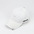 Detalle de gorra blanca de algodón con tres anillos metálicos en la visera y bordado negro - Estilo Con Tres Anillos De Metal Y Alfiler De Seguridad / Blanco