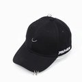 Detalle de tres anillos metálicos en la visera y bordado blanco en la gorra de algodón negro - Estilo Con Tres Anillos De Metal Y Alfiler De Seguridad / Negro