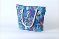 Borsa tote in tela blu con motivo a foglie e manici in corda su sfondo bianco - Blu