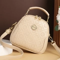 Elegante beige handtas van reliëfleder met gouden M-logo en verstelbare schouderriem - Khaki