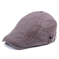 Gorra plana retro marrón oscuro para hombre con bordado y hebilla metálica ajustable - café