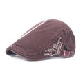 Gorra plana de algodón marrón oscuro para hombre con bordado de letras y franja superior - Ajustable / café