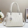 Elegante cremeweiße Trapez-Handtasche mit Litschi-Muster und Sternen-Perlen-Anhänger - Gebrochenes Weiß
