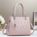 Rosa Handtasche mit Webmuster-Prägung, silbernem Stern-Mond-Anhänger und feinen Perlen - Rosa