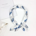 Elegante sciarpa in seta bianca con motivo a cigno blu annodata come un fiocco al collo - Blu Cigno