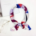 Foulard quadrato in seta con motivi geometrici colorati in rosso, blu e grigio - Viola Geometrico