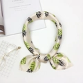 Elegante foulard in seta crema con motivo a ananas verde e trama satinata lucida - Ananas Rosa Giallo