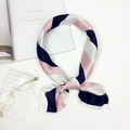 Sciarpa di seta a righe blu navy e rosa in elegante stile annodato su sfondo bianco - Rosa a Righe