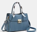 Detalle del bolso bandolera de PU azul grisáceo con textura vertical y hebilla dorada - Azul