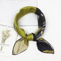 Piccolo foulard di seta verde oliva con stampa floreale astratta e nodo elegante - Patchwork Fiore Verde