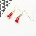 Pendientes largos de estrella asimétricos con cristales rojos y ganchos dorados - Estilo de colgante de cristal de pulido facetado rojo / Rojo