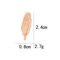 Detailansicht der roségoldenen Federbrosche mit Maßen 2,4cm x 0,8cm und Gewicht 2,7g - Roségoldene Feder