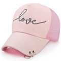 Cappellino trucker rosa in mesh con ricamo love e anelli sulla visiera - Regolabile / Rosa
