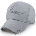 Berretto da baseball grigio in mesh con ricamo love e anelli metallici sulla visiera - Regolabile / Grigio
