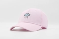Detail der atmungsaktiven rosa Baumwoll-Baseballkappe mit blauer Wolken-Stickerei - Verstellbar / Rosa
