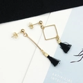 Pendientes asimétricos dorados con borlas negras y diseño geométrico cuadrado - Negro