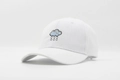 Detail der weißen atmungsaktiven Baseballkappe mit Wolken- und Regentropfen-Stickerei - Verstellbar / Weiß