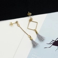 Pendientes asimétricos dorados con borlas gris oscuro y marco geométrico - Gris