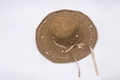 Detalle de sombrero de paja hecho a mano con perlas, pedrería y lazo de cinta dorado - M (56-58cm) / Caqui