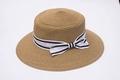 Dettaglio del cappello di paglia stile boater con un nastro a fiocco a righe bianche e nere - M (56-58cm) / Cachi