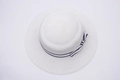 Vista dall'alto di un cappello di paglia bianco con fiocco a righe e trama intrecciata - M (56-58cm) / Bianco