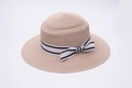 Dettaglio cappello da sole in paglia a tesa larga con nastro a righe bianche e nere - M (56-58cm) / Rosa