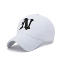 Casquette de baseball blanche classique avec broderie gothique noire N au design structuré - Blanc