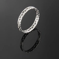Anillo pulido de acero inoxidable plateado con corazones calados en superficie de espejo - US 5 / Color Acero