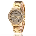 Elegante reloj Geneva dorado para mujer con bisel de pedrería y brazalete de metal oro - Dorado