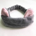 Detalle de diadema gris de felpa con orejas de gato rosas y textura suave elástica - Gris