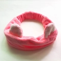 Primer plano de la diadema de orejas de gato en felpa rosa con tejido suave y elástico - Rosa Fuerte
