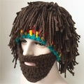 Zijaanzicht detail van een handgebreide Rasta muts met bruine baard en kleurrijke strepen - Eén maat / Bruin