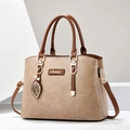 Sac fourre-tout en similicuir marron avec doubles poignées et pendentif feuille doré - Patchwork Kaki et Jaune