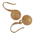 Dettaglio ravvicinato di orecchini a pallacanestro dorati con trama e linee realistiche - Oro (EM002 Oro Champagne)