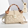 Elegante borsa a mano trapuntata beige con fibbia dorata e foulard decorativo estivo - Bianco Sporco