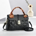 Elegante borsa trapuntata nera con chiusura dorata e foulard di seta sul manico - Nero