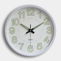 Lichtgevende 12 inch witte wandklok met groene cijfers en een kwartsuurwerk - Wit Plastic Lichtgevend
