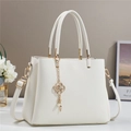 Bolso de mano blanco en cuero granulado con cadena de flores doradas y bandolera - Blanco