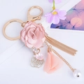 Portachiavi con fiore in tessuto rosa, nappe dorate e perle per borse femminili - Rosa