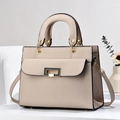 Sac à main beige en cuir avec poignées dorées sur un socle géométrique moderne - Khaki Clair