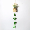 Wanddeko mit künstlichen orangen Blumen und Plüsch-Anhängern in Form des Wortes LOVE - LOVE Thema Anhänger (C13-GJMD-LOVE)