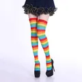 Bas montants à rayures arc-en-ciel avec jupe plissée bleue et des talons noirs - Taille unique / Chaussettes hautes rayées arc-en-ciel