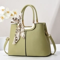 Bolso verde hierba textura lichi con pañuelo de seda y detalles en oro champán - Verde