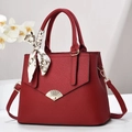 Elegante rote Handtasche mit Litschi-Maserung, goldenem Schloss und schickem Seidenschal - 30x12x23cm / Rot